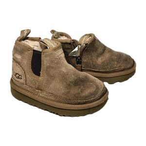 ✨ UGG Kids Neumel Chelsea Suede Boots – Tan, Size 7 Toddlers 🧸❄️